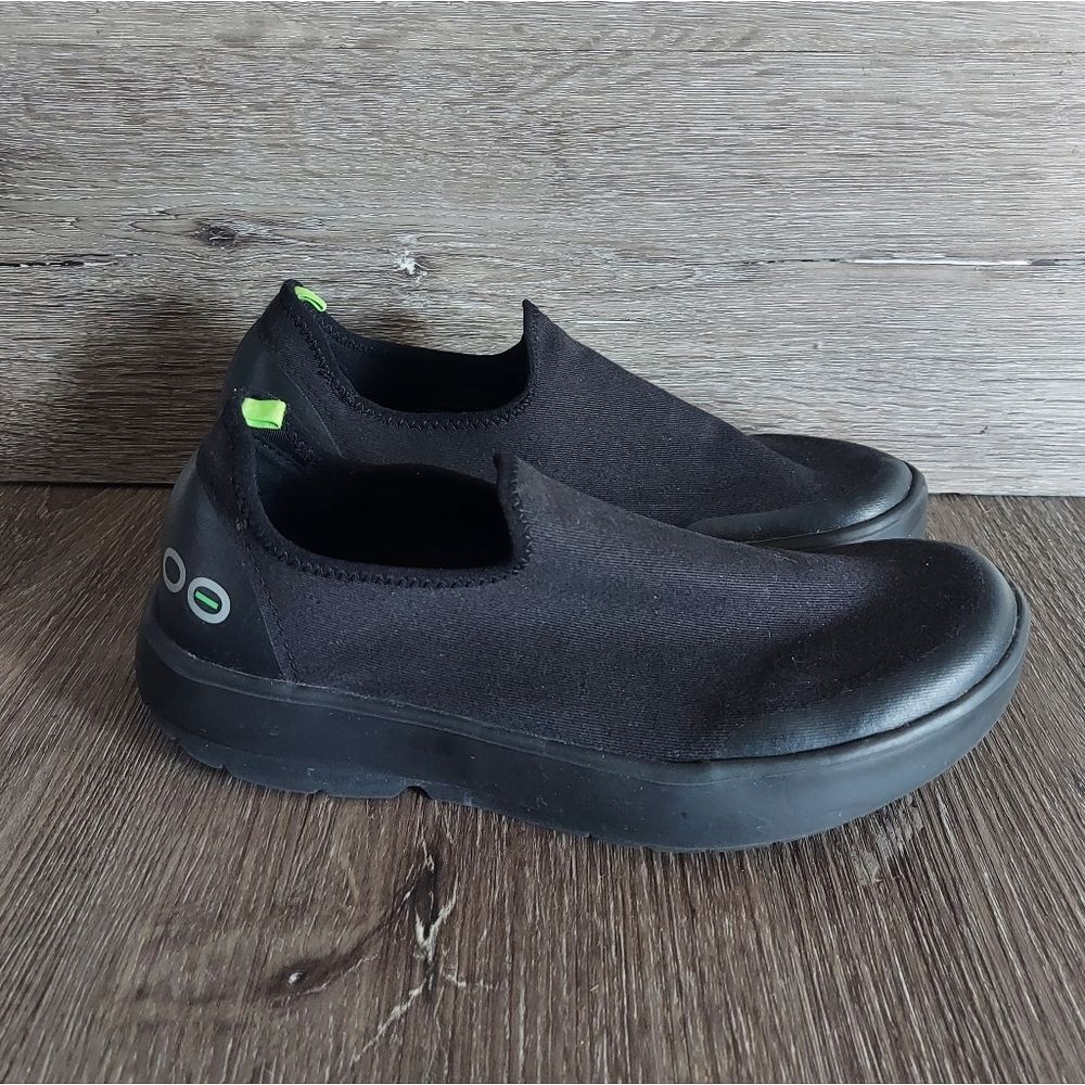 OOFOS OOmg eeZee Low Shoe - Black, Size 10